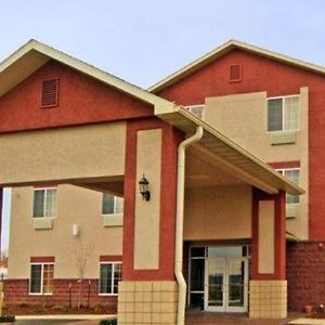 Paola Inn And Suites